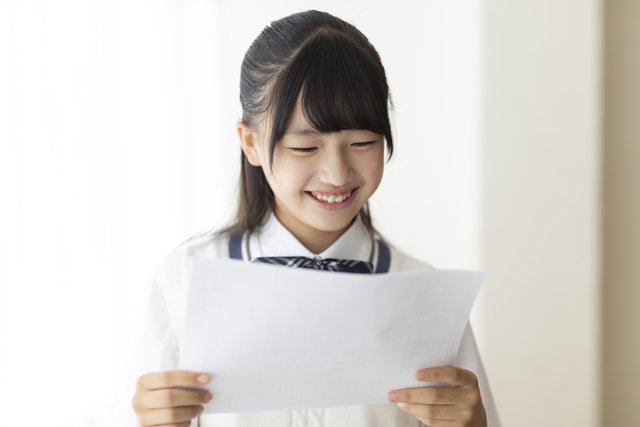 自分が書いた作文を見直す学生